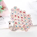 Elegante goudkleurige pauwbroche met kleurrijke strass-steentjes en filigraan - Gouden Basis Vintage Filigraan Meerkleurige Stijl (23) / Universele Specificatie