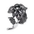 Detailaufnahme einer Vintage-Blumenbrosche mit schwarzer Perle und Markasit-Steinen - Vintage Floral Stil (f-018) / Antik Silber Schwarz