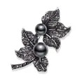 Nahaufnahme einer Vintage-Blattbrosche aus Legierung mit schwarzen Perlen und Strass - Blatt Stil (f-015) / Schwarz Silber