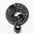 Detailansicht einer Vintage-Brosche mit schwarzen Strasssteinen und einer dunklen Perle - Runder Wirbel Stil (f-014) / Schwarz Gunmetal