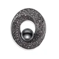 Detailaufnahme einer Vintage Brosche mit schwarzer Perle und funkelnden Strasssteinen - Runder Hohler Wirbel Stil (f-011) / Metallscharz
