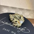 Gros plan d'une broche feuille d'or baroque vintage avec perle et cristal de luxe - Style Forme de Feuille (SMT1005005378091773)