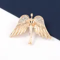 Primer plano detallado de un broche de ángel dorado con brillantes imitaciones. - Dorado