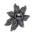 Detailansicht einer Vintage-Blumenbrosche mit schwarzer Perle und Strassbesatz - Vintage Blumen Stil (f-010) / Antiksilber Schwarz