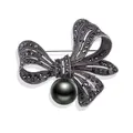 Detailansicht einer Vintage-Strass-Schleifenbrosche mit einer großen schwarzen Perle - Schleife Stil (F-09) / Hellschwarz