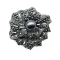 Detailansicht einer Vintage Blumenbrosche mit dunkelgrauer Perle und schwarzen Kristallen - Mehrlagige Blütenblätter Stil (F-03) / Retro Schwarz