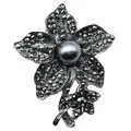 Detailansicht der Vintage-Strass-Blumenbrosche mit einer eleganten schwarzen Perle - Blumen und Blatt Stil (F-05) / Antiksilber