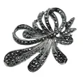 Detailansicht der Vintage-Schleifenbrosche mit schwarzen Strasssteinen und Antik-Silber-Finish - Dreifache Schleife Stil (F-02) / Gunmetal