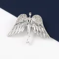 Vista detallada de un elegante broche de ángel plateado con alas de brillantes cristales - Plateado