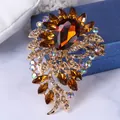 Spilla di lusso in lega dorata con grande cristallo marrone a goccia e strass - Stile Goccia d'Acqua Fulvo (B08)