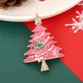 Vue détaillée d'une broche sapin de Noël en émail rose avec des strass colorés étincelants. - Rose