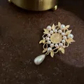 Vintage Barock Brosche Gold mit Perlen und Elisabeth Medaille Anhänger Detail - Goldmünze Königin Cameo Perlenstil
