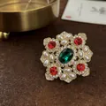 Elegante spilla in stile barocco con cristallo verde smeraldo e perle in finitura oro - Stile Croce Bicolore Verde Rosso