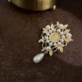 Spilla barocca vintage con perle e rilievo in moneta d'oro su sfondo strutturato scuro - Stile Perla Cameo Regina Moneta d'Oro