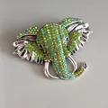 Detalle de un broche de elefante vintage plateado con incrustaciones de cristales verdes - Cabeza de Elefante (Sm01) / Plateado