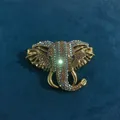 Vista detallada de un broche de elefante dorado vintage con incrustaciones de strass - Cabeza de Elefante (Sm03) / Oro antiguo