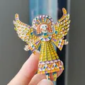 Vista detallada de un broche de ángel retro colorido con un diseño de mosaico - Estilo Vintage Creativo (N5-5-4535)