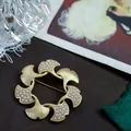 Elegante broche vintage de hojas de ginkgo doradas mate con detalles de perlas - Corona de Hojas de Ginkgo (SMT1005004046954097) / Oro Mate