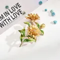 Elegante broche de flor dorada con hojas verdes para mujer - Estilo Margarita Amarilla (AL669301365390)