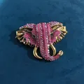 Gouden vintage olifant broche met roze steentjes op een blauwe fluwelen ondergrond - Olifantenkop (Sm02) / Goud