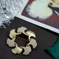 Vintage barokke gouden ginkgoblad krans broche met parels in een matte afwerking - Ginkgoblad Krans (SMT1005004046954097) / Mat Goud