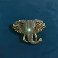 Vintage goudkleurige olifantspeld met iriserende strass-steentjes op blauw fluweel - Olifantenkop (Sm03) / Antiek Goud
