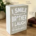 Vintage houten bord met grappige tekst voor broers en gedetailleerde afmetingen - Lichtgrijze Textuur Stijl (KC006F) / 10x4.5x12.8cm