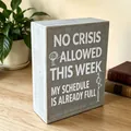 Gedetailleerde opname van een grijze houten bureauplaat met een grappige quote - Schets Citaat Stijl (KC006G) / 10x4.5x12.8cm
