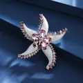 Lussuosa spilla a forma di stella marina con fiore di cristallo rosa su sfondo di seta blu - Stella Marina Rosso Porpora