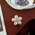 Vintage barokke bloembroche met vijf druppelparels en goudkleurig getextureerd midden - Vijfbladige Traandruppel Bloem (SMT1005004046954097) / Mat Goud