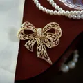 Vintage gouden strikbroche met parels in barokstijl, mat modieus accessoire voor vrouwen. - Barokke Strik (SMT1005004046954097) / Mat Goud
