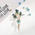 Elegant enamel floral brooch with blue lily petals and butterfly detail in gold alloy - Blue Green Gradient Butterfly Style (AL669301365390)