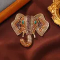 Vintage goudkleurige olifantenkop broche bezet met fonkelende meerkleurige strassteentjes - Champagne Strass Olifantenkop (13) / Champagne