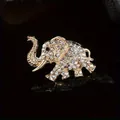 Elegante vintage goudkleurige olifantenbroche versierd met fonkelende heldere strassteentjes - Gouden Strass Olifantenkop (22) / Goud