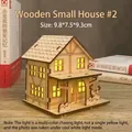 Luce notturna a forma di casetta in legno con effetti LED colorati - Casetta Natale 2