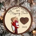 Adorno de madera personalizado 2025 para parejas con diseño romántico de corazón puzzle - Estilo de Ilustración de Abrazo de Pareja 1