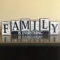 Rustikales Holzschild 'Family Is Everything' für Kamin und Regal im Landhausstil - Familienthema Dekoration