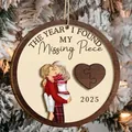 Gepersonaliseerd houten koppel puzzel ornament voor jubileum en kerstcadeau 2025 - Paar Knuffel Illustratie Stijl 1