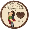 Gepersonaliseerd houten koppel ornament 2025 Valentijnscadeau 'Missing Piece' - Paar Knuffel Illustratie Stijl 2