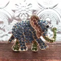 Prachtige vintage olifant broche met kleurrijke strass steentjes in goudkleurige legering - Staande Blauwe Strass Olifant (25) / Donkerblauw