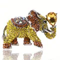 Vintage olifant speldje met fonkelende gele en amberkleurige steentjes voor kledingversiering - Olifant met opgekrulde snuit (Sm30) / Geel/Bruin
