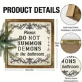 Details houten badkamerbordje: 20cm massief houten frame met ophangsysteem - Badkamer Humor Citaten (35070A) / 20*20cm