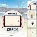 Gepersonaliseerde houten ronde fotolijst in honkbalthema als cadeau voor de coach, 9 inch - Bedankt Coach Ronde Honkbal Steek Stijl