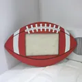 Houten fotolijst in de vorm van een American football, rood en wit - Amerikaans Voetbal Rode Steek Stijl (MZ132)