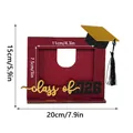 Houten afstudeer fotolijst 2026 met gouden pet en kwastje voor tafeldecoratie bord - Horizontaal / 20x15cm / Bordeauxrood