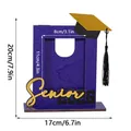 Decoratieve houten Senior 2024 afstudeerfotolijst met gouden hoed en zwarte kwast - Verticaal / 20x17cm / Zwart