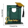 Groene houten afstudeerlijst met Senior 2026 tekst en alle gemarkeerde afmetingen - Verticaal / 20x17cm / Groen