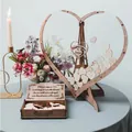 Détail du livre d'or de mariage en bois en forme de cœur avec boîte et cadre gravés - Ensemble Boîte à Messages Cœur / Pack de 60 Cœurs