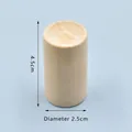 Dettaglio diffusore di aromi in legno cilindrico: altezza 4,5cm e diametro 2,5cm. - A45mm L25mm / Colore legno naturale
