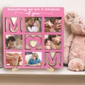 Primer plano de un marco de fotos rosa de madera con 9 rejillas y el diseño 'MOM' - Estilo MOM / Rosa